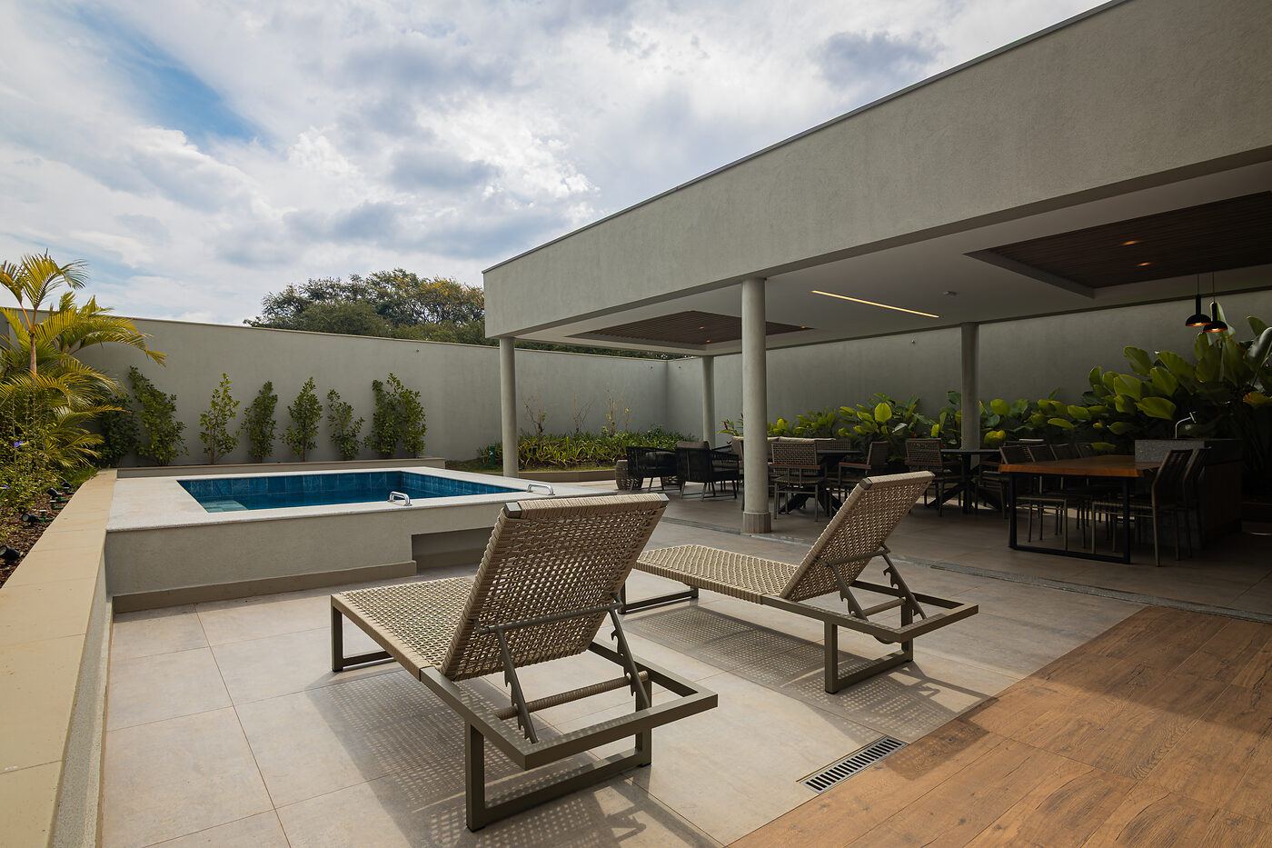 Piscina com deck e espreguiçadeiras