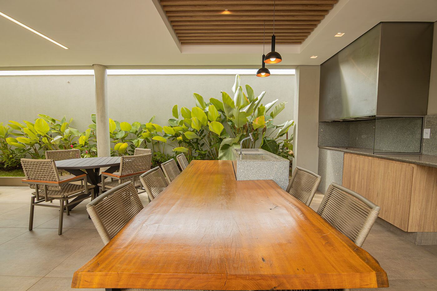 Espaço gourmet com mesa para refeições