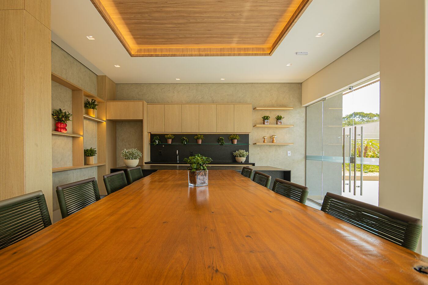 Salão com mesa comprida