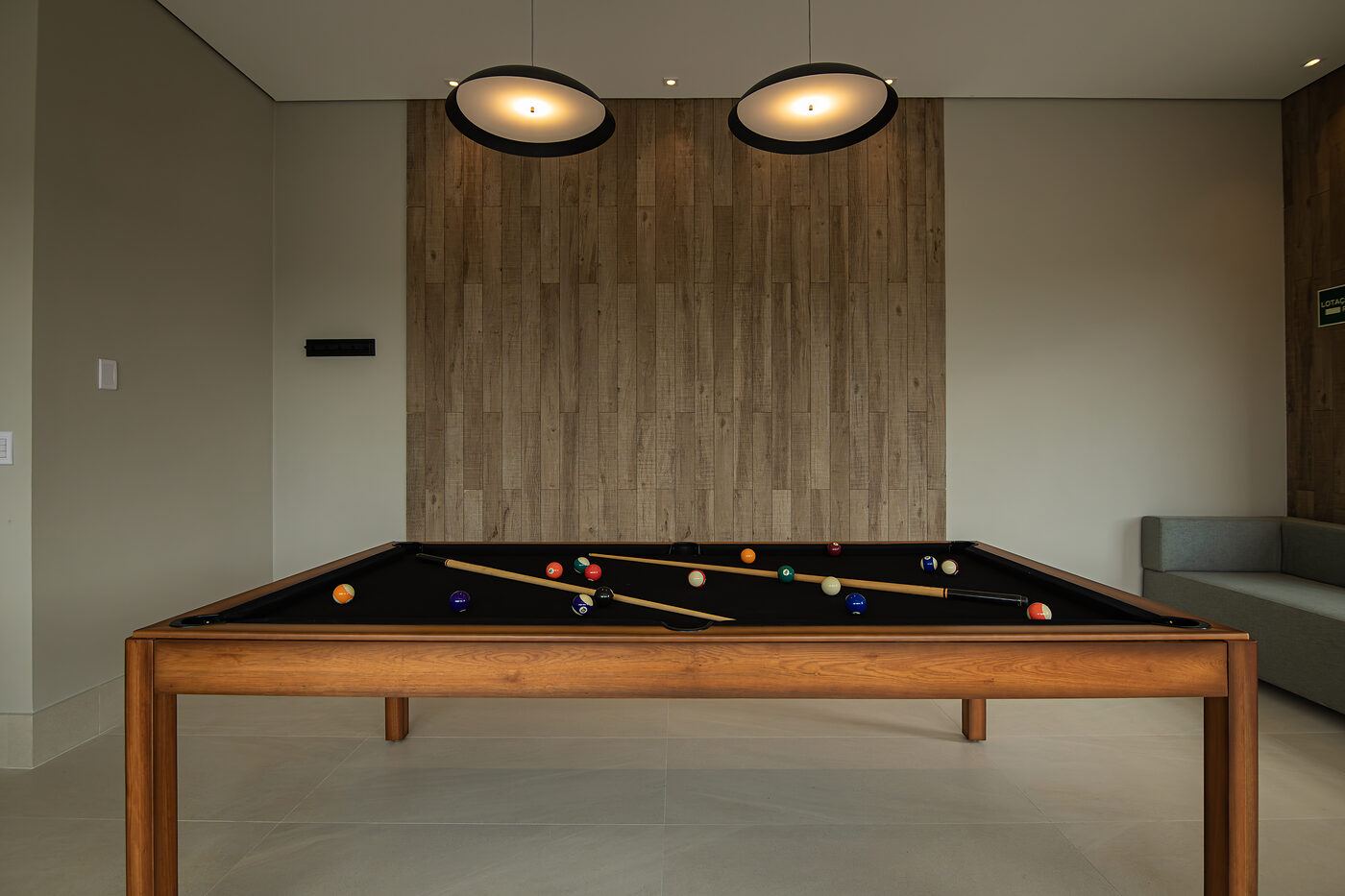 Sala de jogos com mesa de sinuca