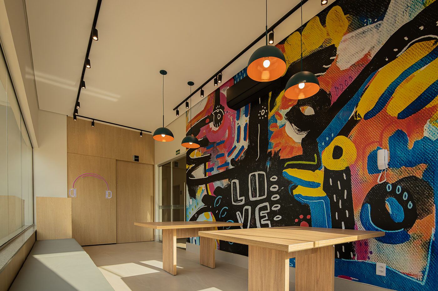 Espaço de convivência com painel grafitado