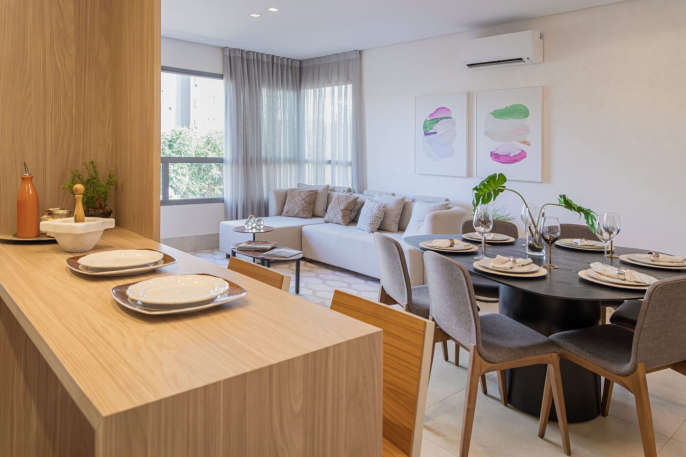 Living integrado à sala de jantar do apartamento decorado