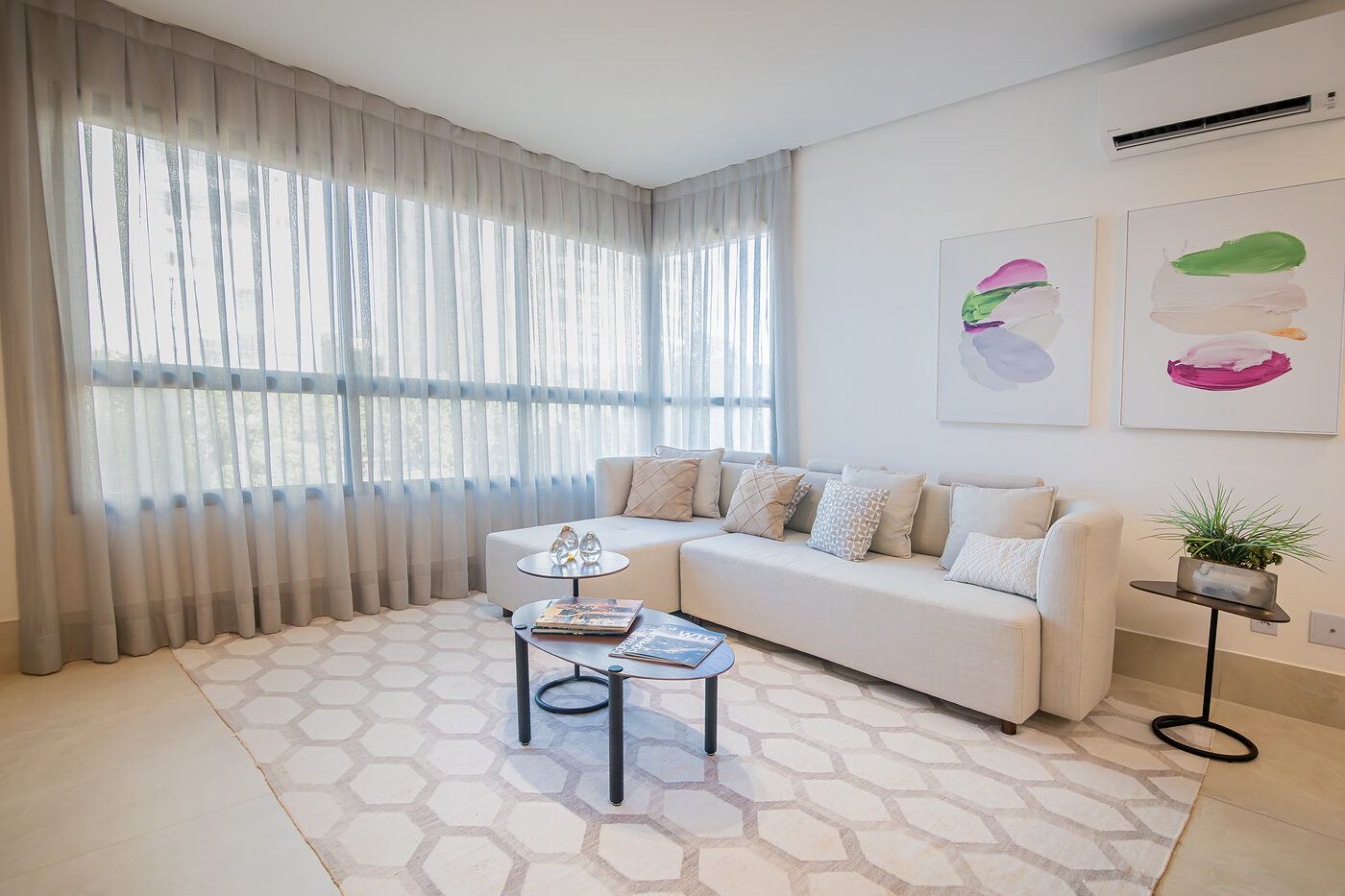 Sala de estar do decorado com amplas janelas