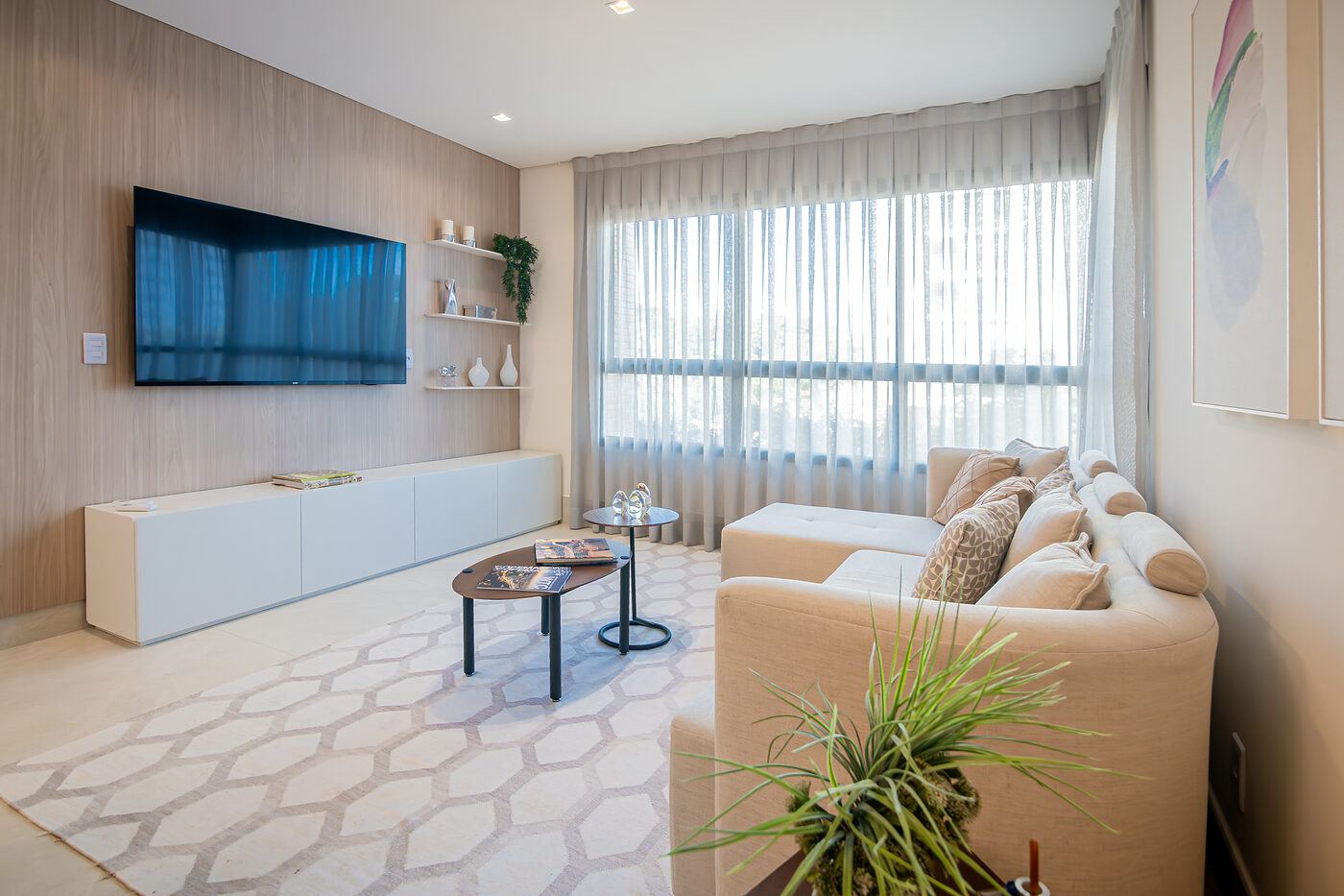 Sala de estar do decorado com painel de TV