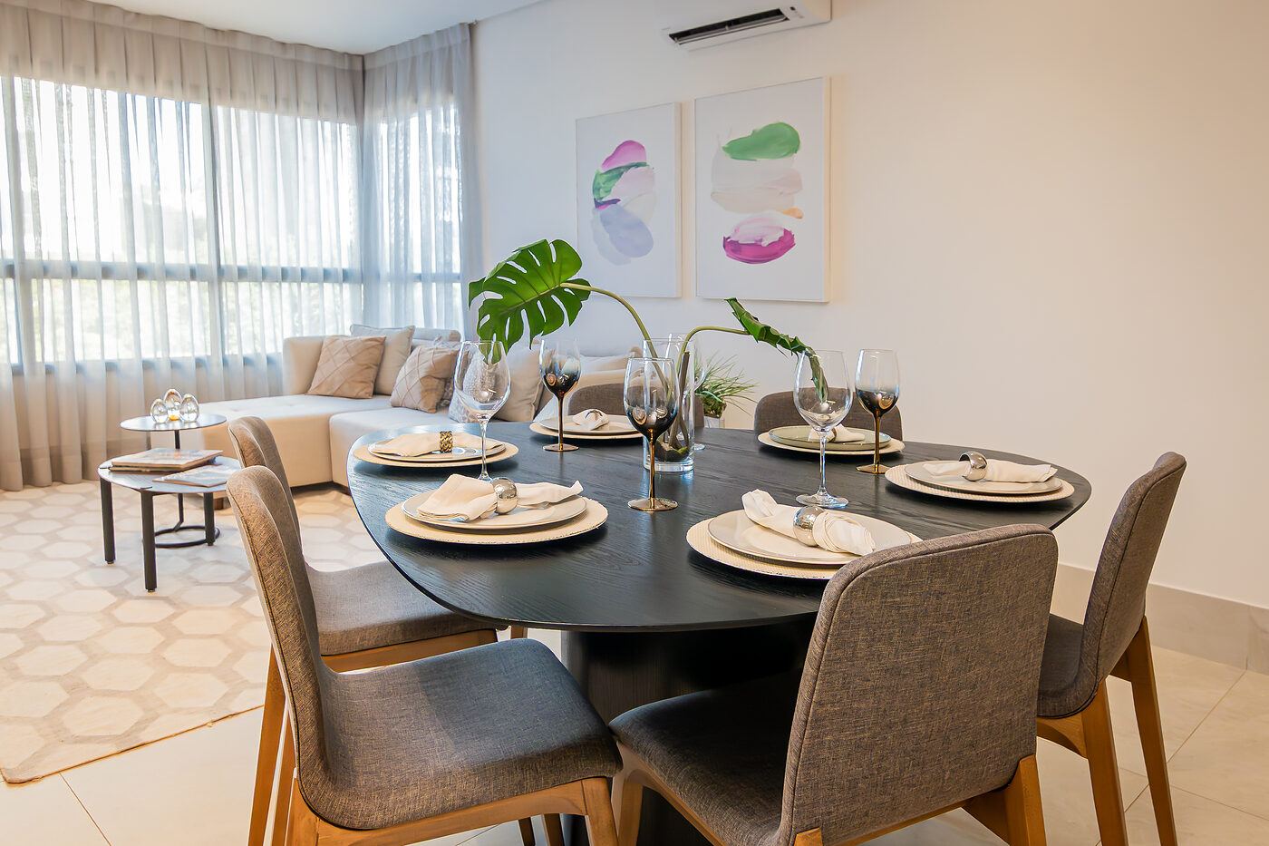 Mesa de jantar posta no apartamento decorado