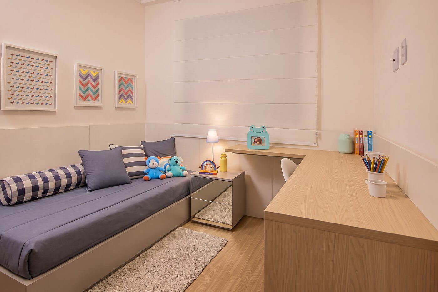 Segundo dormitório do decorado montado como quarto infantil, com escrivaninha