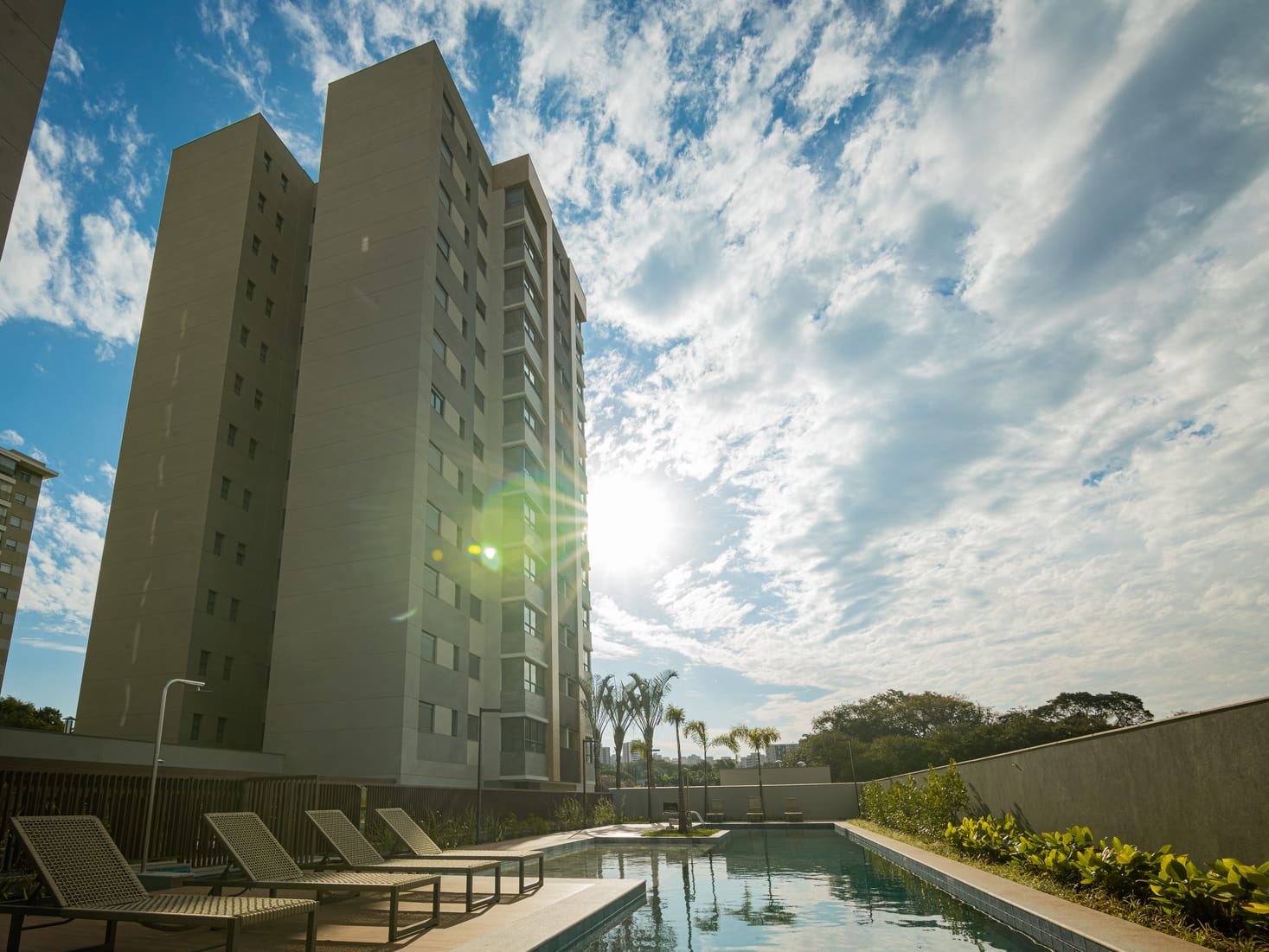 Piscina com espreguiçadeiras e as torres ao fundo